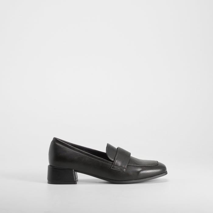 Mocasín tacón bajo forrado negro COMFEET