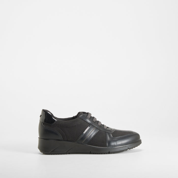 Zapato cuña elásticos negro COMFEET